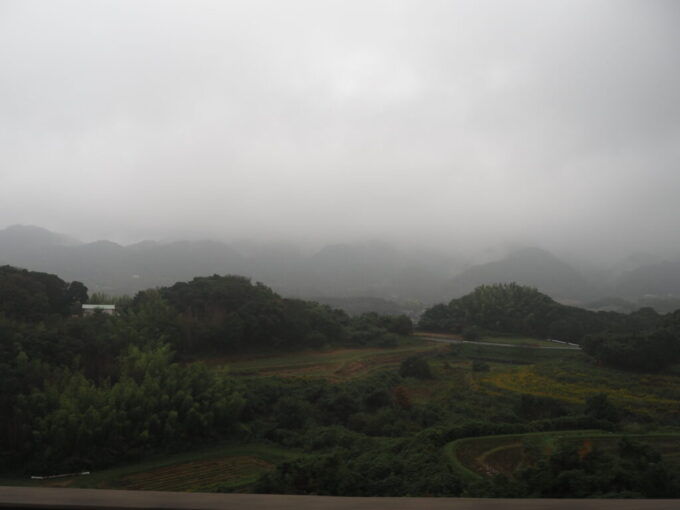 10月下旬本四海峡バス阿波エクスプレス神戸号車窓には想像以上の淡路島の山深さ