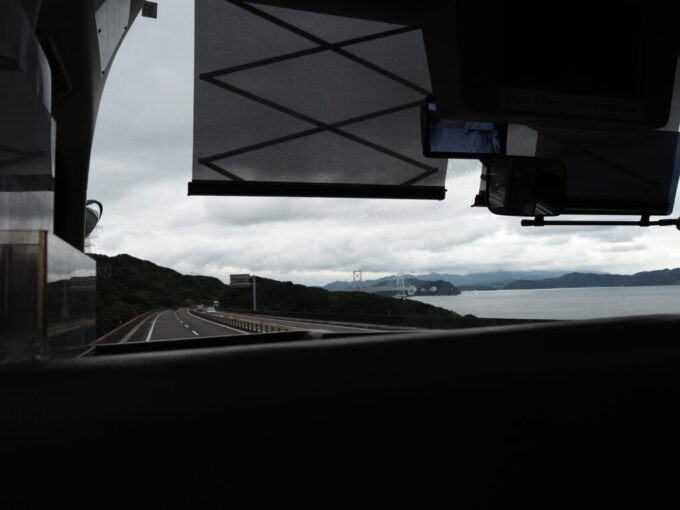 10月下旬本四海峡バス阿波エクスプレス神戸号は広大な淡路島を抜け前方にはこれから渡る大鳴門橋が