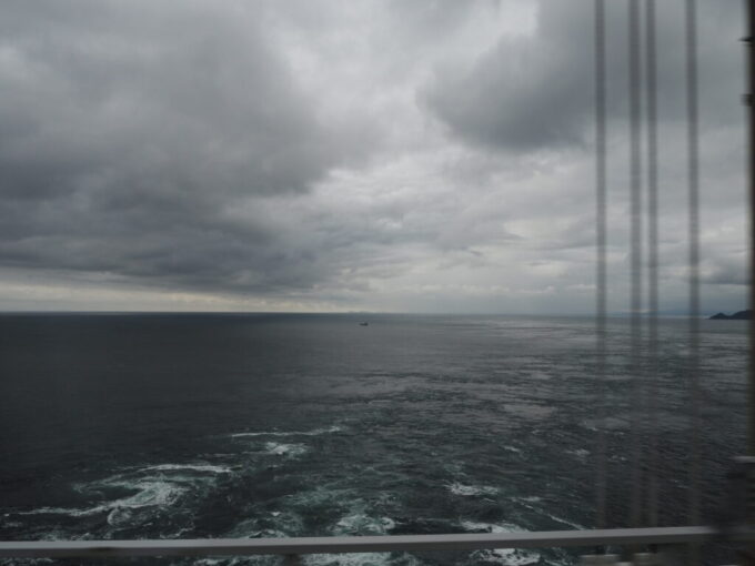 10月下旬本四海峡バス阿波エクスプレス神戸号大鳴門橋から望む鳴門の渦潮