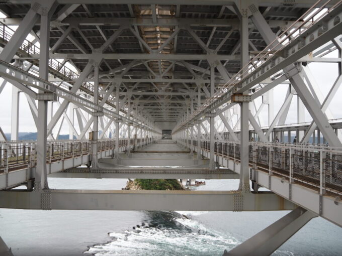 10月下旬大鳴門橋の下部を利用した大鳴門橋遊歩道渦の道本来は鉄道が通るはずだったスペースを眺める