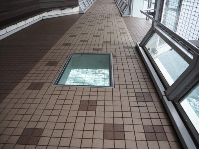 10月下旬大鳴門橋の下部を利用した大鳴門橋遊歩道渦の道通路のところどころに下が見えるガラスが