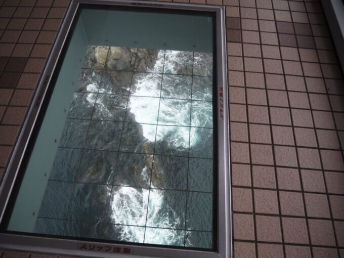 10月下旬大鳴門橋の下部を利用した大鳴門橋遊歩道渦の道通路のガラスの床から眺める鳴門海峡の激流