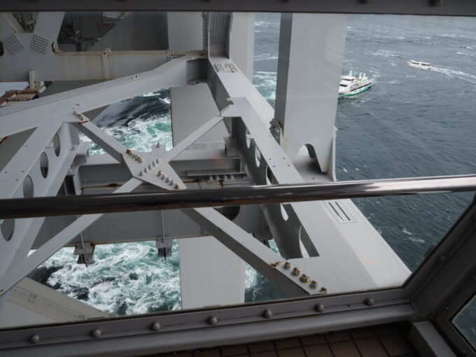 10月下旬大鳴門橋の下部を利用した大鳴門橋遊歩道渦の道トラスの隙間から覗く鳴門の渦潮