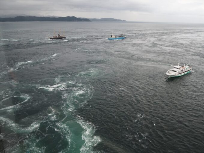 10月下旬大鳴門橋の下部を利用した大鳴門橋遊歩道渦の道大小の渦が現れては消え現れては消えで見ていて飽きない