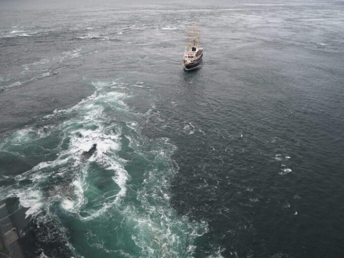 10月下旬大鳴門橋の下部を利用した大鳴門橋遊歩道渦の道複雑な海底地形と潮流により渦だけでなく上下方向へも海水が激しく動く