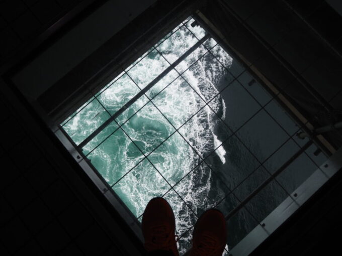 10月下旬大鳴門橋の下部を利用した大鳴門橋遊歩道渦の道ガラスの床に立ち生まれては消える渦潮を真上から眺める