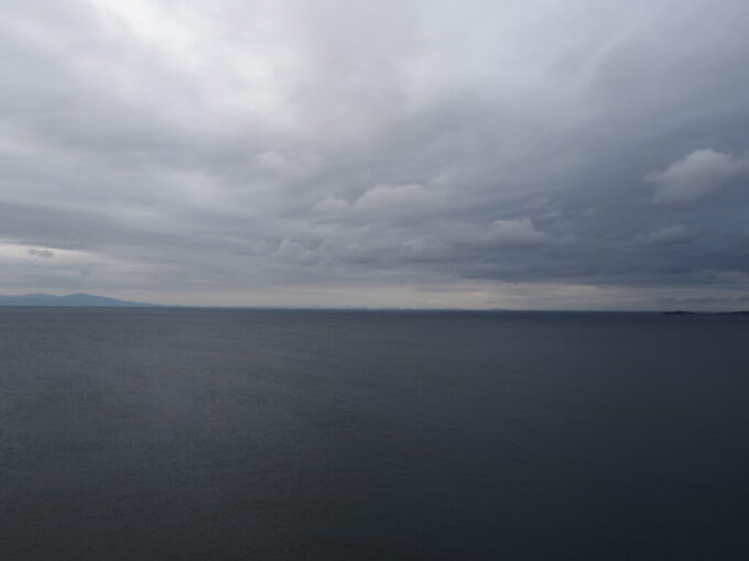 10月下旬大鳴門橋の下部を利用した大鳴門橋遊歩道渦の道展望室から眺める穏やかな瀬戸内海播磨灘