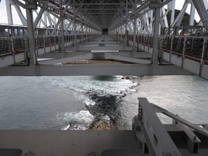 10月下旬大鳴門橋の下部を利用した大鳴門橋遊歩道渦の道トラスの隙間から眺める激しい潮の流れ