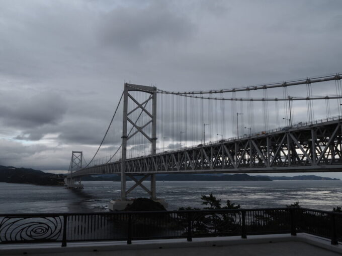 10月下旬鳴門公園千畳敷展望台から望む大鳴門橋と鳴門海峡の激しい潮流
