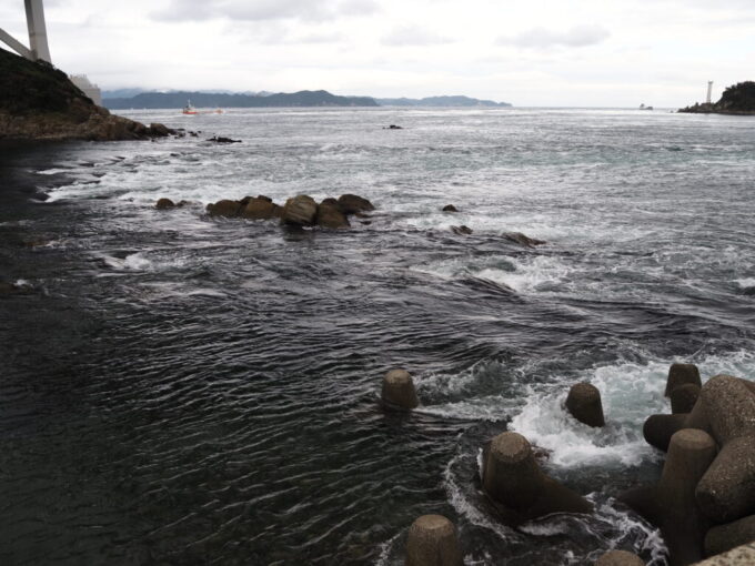 10月下旬鳴門公園千畳敷展望台から道を下り海辺から激しい潮流を間近に眺める