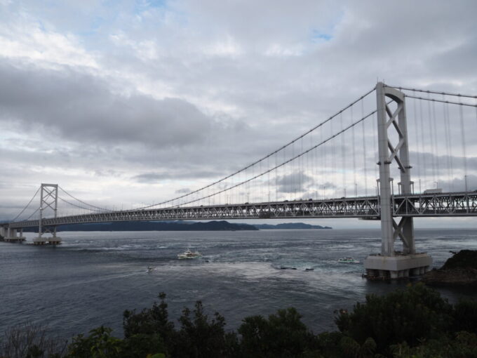10月下旬鳴門公園孫崎展望台から眺める渦潮と大鳴門橋