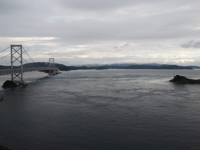 10月下旬鳴門公園お茶園展望台から望む鳴門海峡と大鳴門橋、黒々と横たわる巨大な淡路島