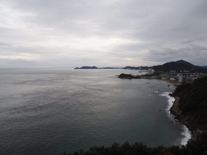 10月下旬鳴門公園お茶園展望台から望む大毛島の海岸線