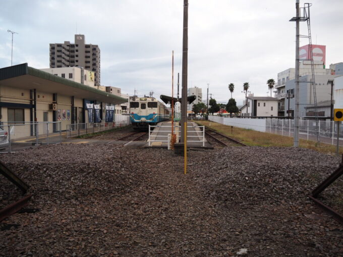 10月下旬JR四国鳴門線鳴門駅ローカル線の終着駅らしい末端の光景