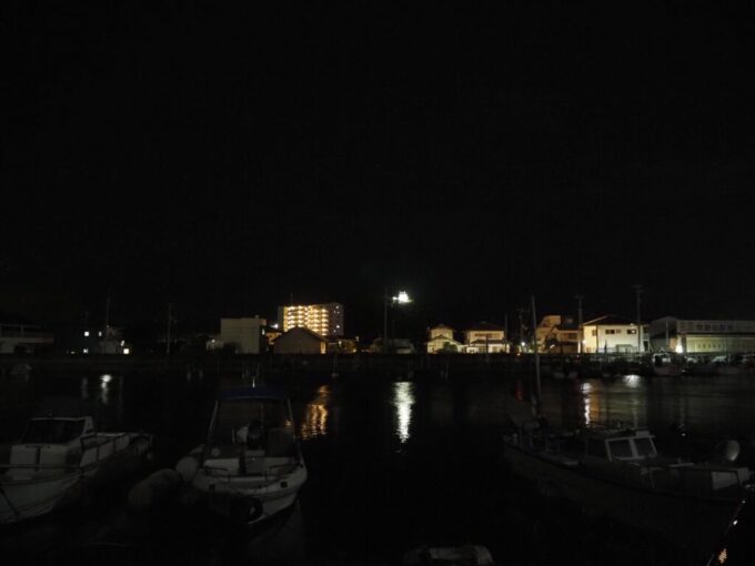 10月下旬初めての鳴門夜の漆黒の撫養川の先にぼんやりと浮かび上がる撫養城