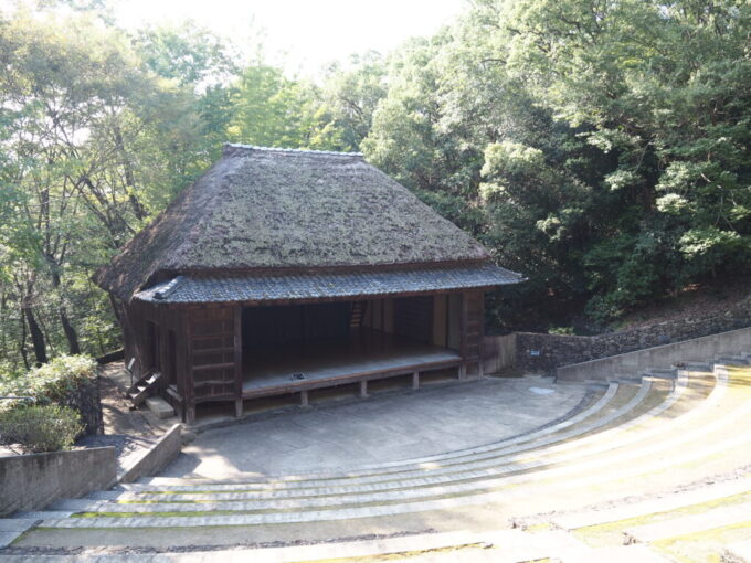 10月下旬初めての屋島四国村ミウゼアム小豆島から移築された江戸時代築の農村歌舞伎舞台
