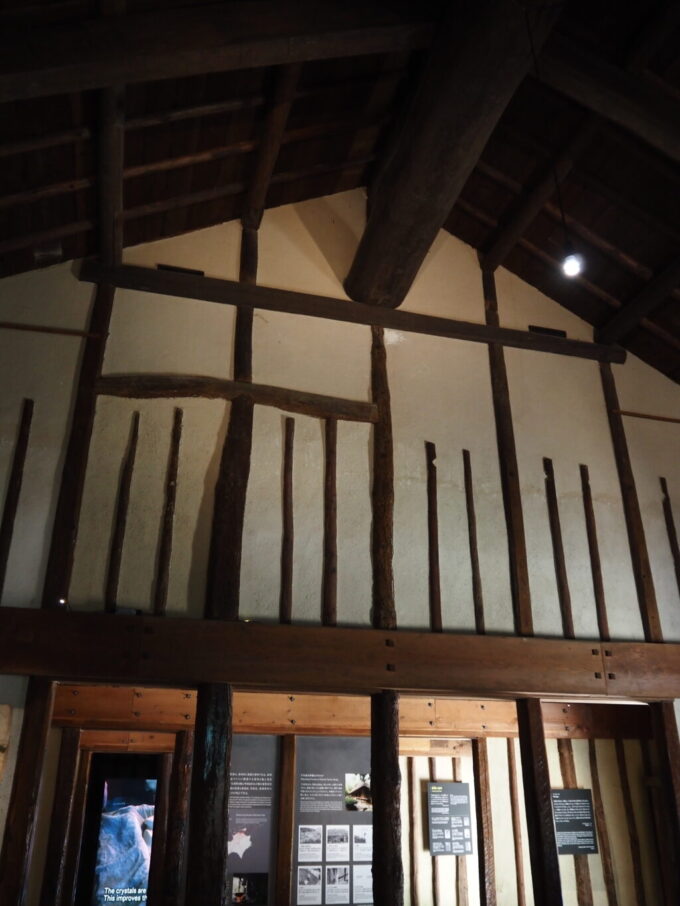 10月下旬初めての屋島四国村ミウゼアム丸亀藩御用蔵丸太が細かく配置された独特の内部