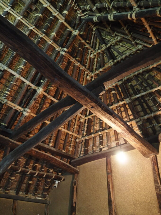 10月下旬初めての屋島四国村ミウゼアム江戸時代後期築東讃岐の典型的な農家山下家住宅見上げれば見事な茅葺屋根の内部構造が