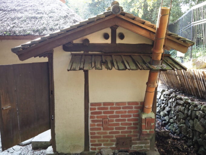 10月下旬初めての屋島四国村ミウゼアム森野家住宅風呂便所大正時代に新しい素材で建てられたことがわかる複数の建材の組み合わせ