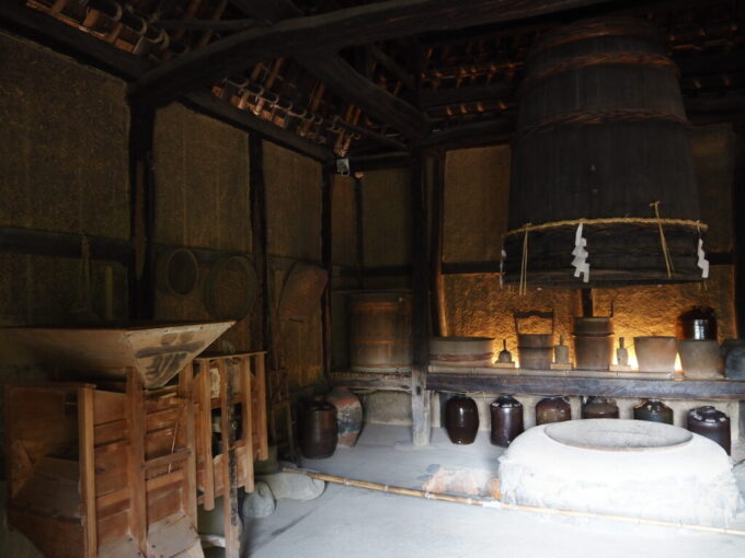 10月下旬初めての屋島四国村ミウゼアム河野家住宅に残された楮や三椏を蒸すための大釜