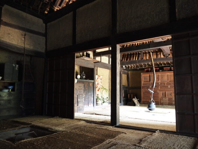 10月下旬初めての屋島四国村ミウゼアム河野家住宅竹のすのこ敷きの床の上にむしろを敷いた室内