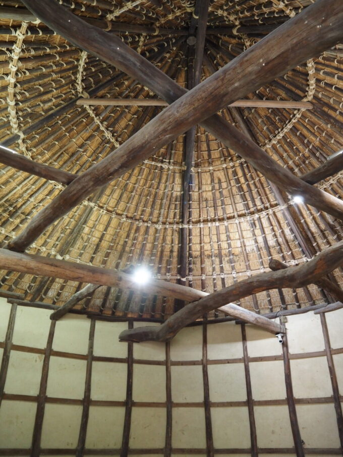 10月下旬初めての屋島四国村ミウゼアム丸い屋根が印象的な坂出の冨木田家砂糖しめ小屋円形の特徴的な内部