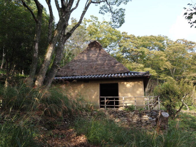 10月下旬初めての屋島四国村ミウゼアム四角い形をした上原家砂糖しめ小屋