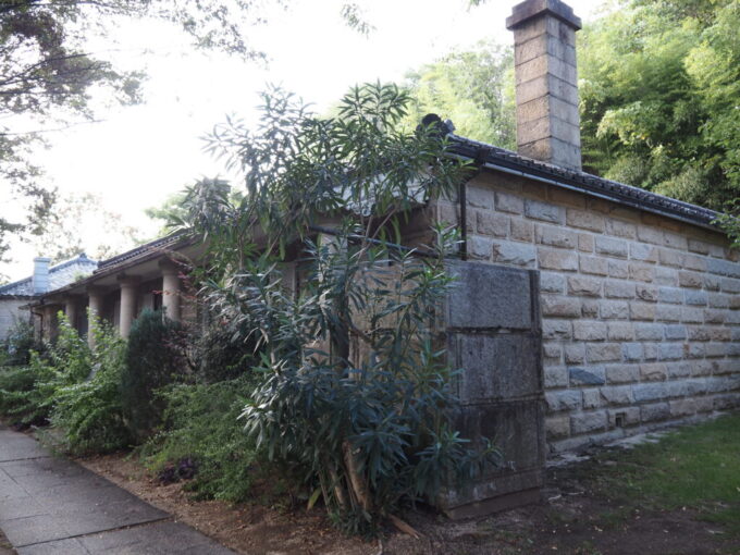 10月下旬初めての屋島四国村ミウゼアム石積みと円柱が印象的な鍋島灯台退息所