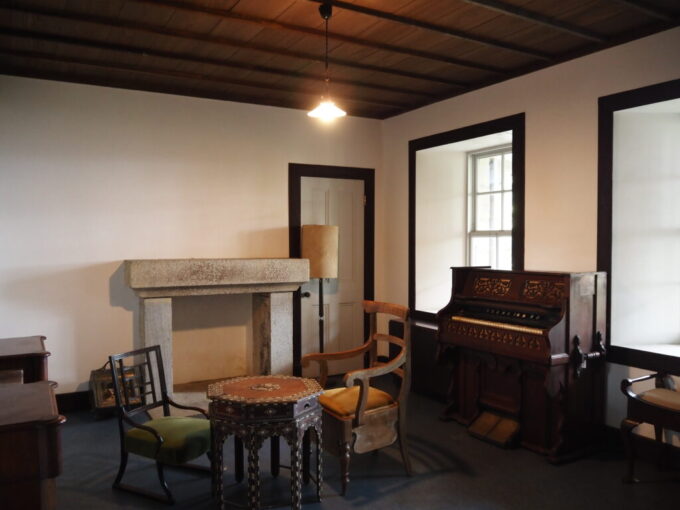 10月下旬初めての屋島四国村ミウゼアム鍋島灯台退息所外国人灯台守向け洋室でありながら木の天井がどことなく和を感じさせる