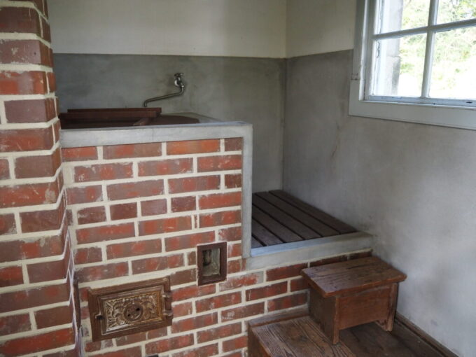 10月下旬初めての屋島四国村ミウゼアムクダコ島灯台退息所別棟に残されたレンガ積みの五右衛門風呂