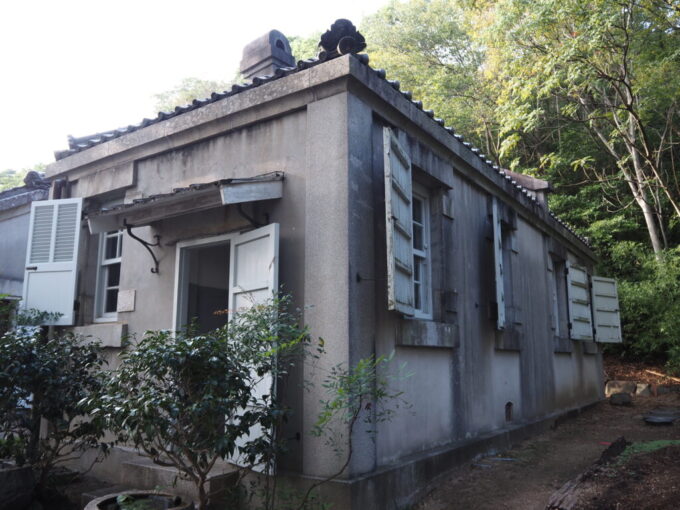 10月下旬初めての屋島四国村ミウゼアムクダコ島灯台退息所別棟の風呂場と倉庫