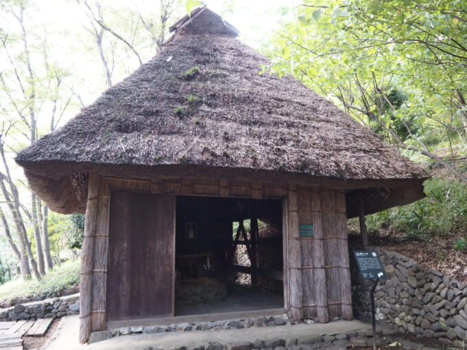10月下旬初めての屋島四国村ミウゼアム高知県梼原町からやってきた楮蒸し小屋