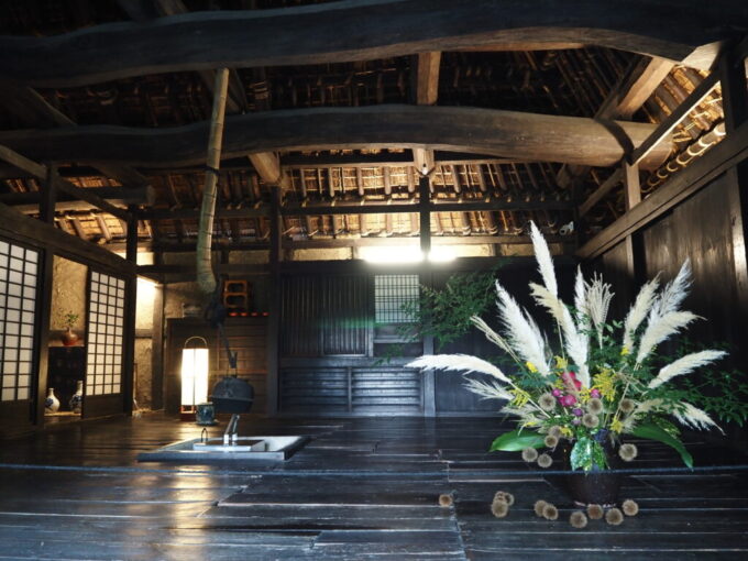 10月下旬初めての屋島四国村ミウゼアム徳島は剣山中腹から移築された下木家住宅室内には目を見張るほどの立派な梁が