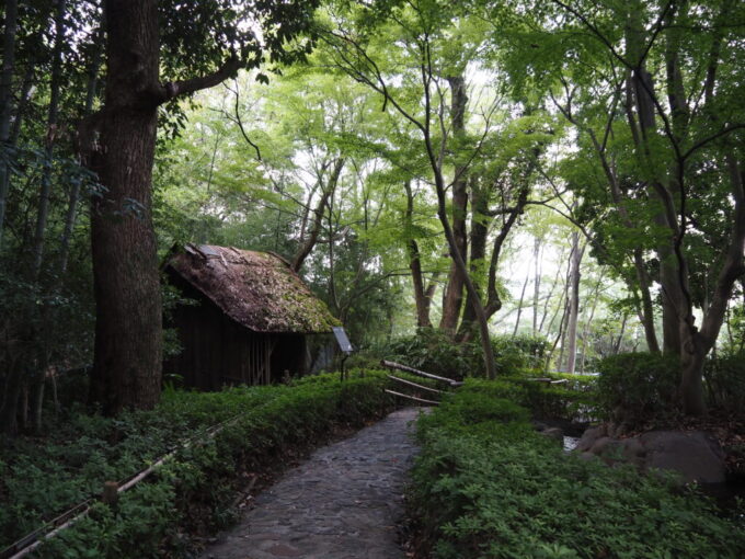 10月下旬初めての屋島四国村ミウゼアム一宇にあったものを再現した添水唐臼の小屋