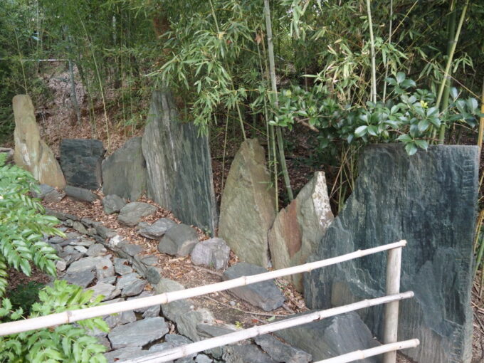 10月下旬初めての屋島四国村ミウゼアム青石と呼ばれる板状の石で造られた一宇村の猪垣