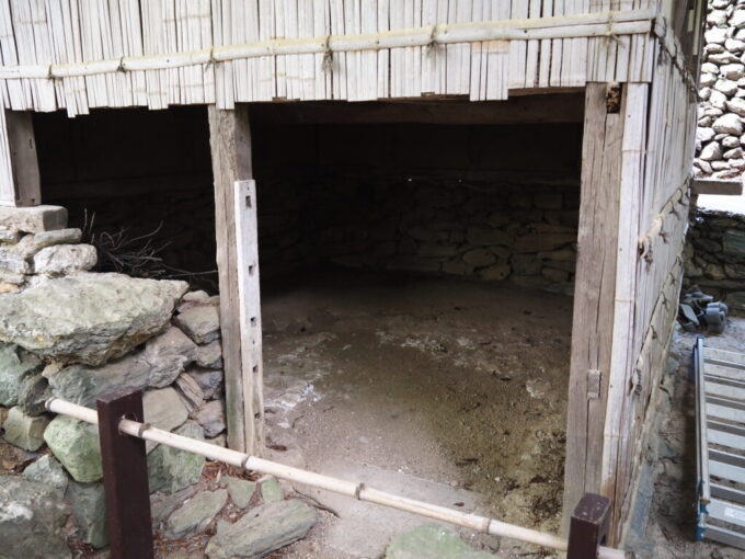 10月下旬初めての屋島四国村ミウゼアム祖谷から移築された中石家住宅納屋土地の段差を活かし半地下となった部分を活かした牛舎