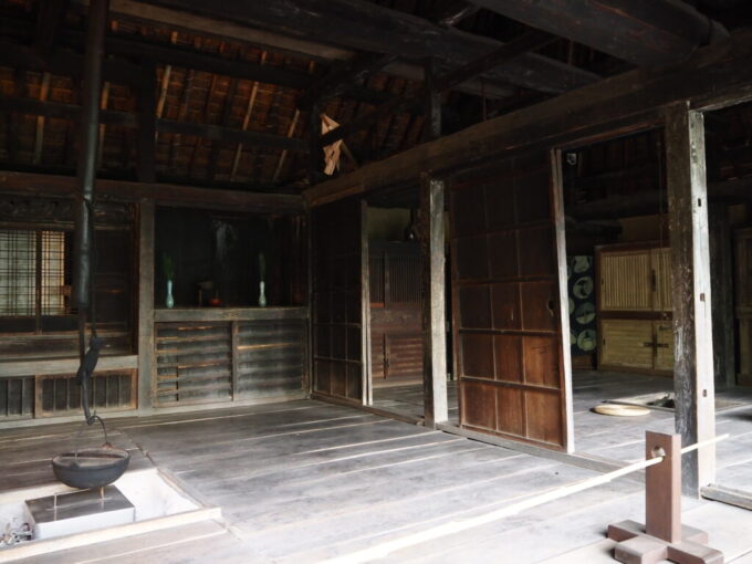 10月下旬初めての屋島四国村ミウゼアム祖谷から移築された中石家住宅寒い地域のため各部屋に囲炉裏が設けられている
