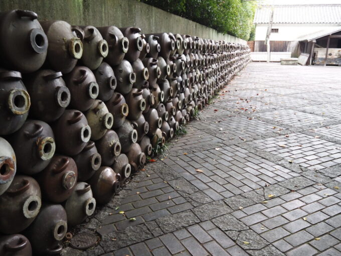 10月下旬初めての屋島四国村ミウゼアム醬油蔵の前にずらりと並べられた醤油壺