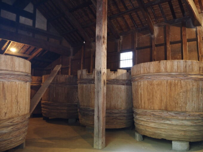 10月下旬初めての屋島四国村ミウゼアム醬油蔵仕込蔵に展示された木の仕込桶