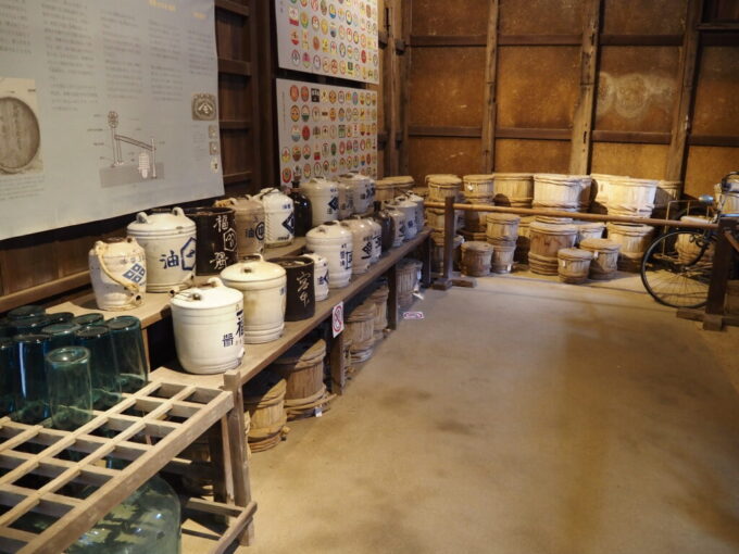 10月下旬初めての屋島四国村ミウゼアム醬油蔵さらに古い江戸時代築の仕込蔵に展示された陶器の醬油瓶
