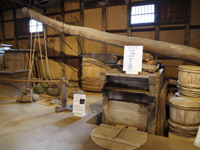 10月下旬初めての屋島四国村ミウゼアム醬油蔵さらに古い江戸時代築の仕込蔵に展示された押槽