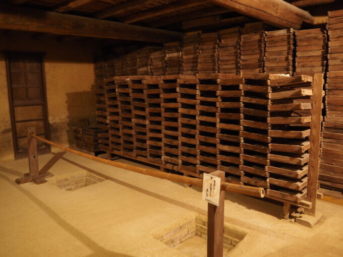 10月下旬初めての屋島四国村ミウゼアム醬油蔵さらに古い江戸時代築の仕込蔵に展示された麹室