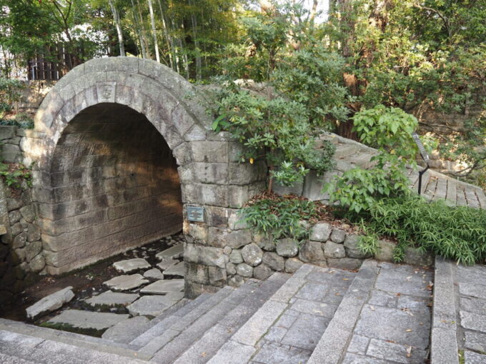 10月下旬初めての屋島四国村ミウゼアムアーチ型橋