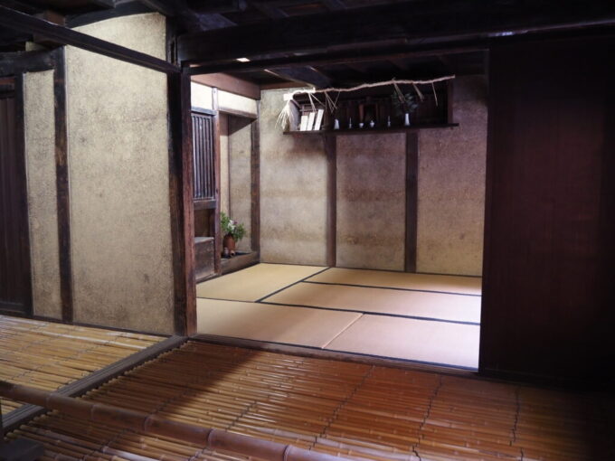 10月下旬初めての屋島四国村ミウゼアム阿波の昔の漁師の暮らしを伝える吉野家住宅海から上がりしずくを落とすために竹のすのこ張りにされた床