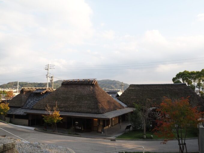 10月下旬初めての屋島四国村ミウゼアム想像以上に濃密な世界観を存分に満喫し、その原点となったざいごうどん本家わら家の古民家をあらためて眺める。