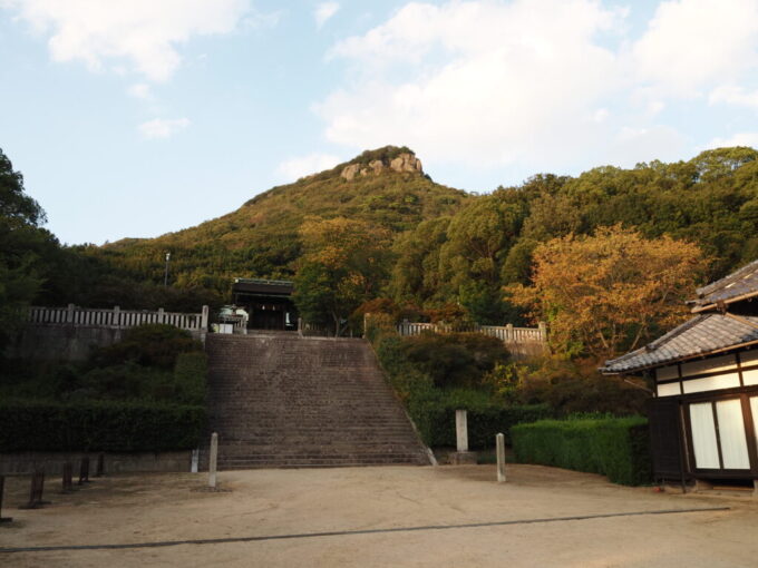 10月下旬初めての屋島讃岐東照宮屋島神社西日に染まる屋島の雄姿を仰ぎ見る
