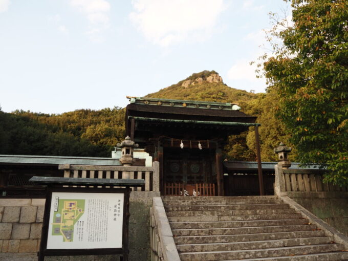 10月下旬初めての屋島讃岐東照宮屋島神社屋島の雄姿を頂く神門を見上げる
