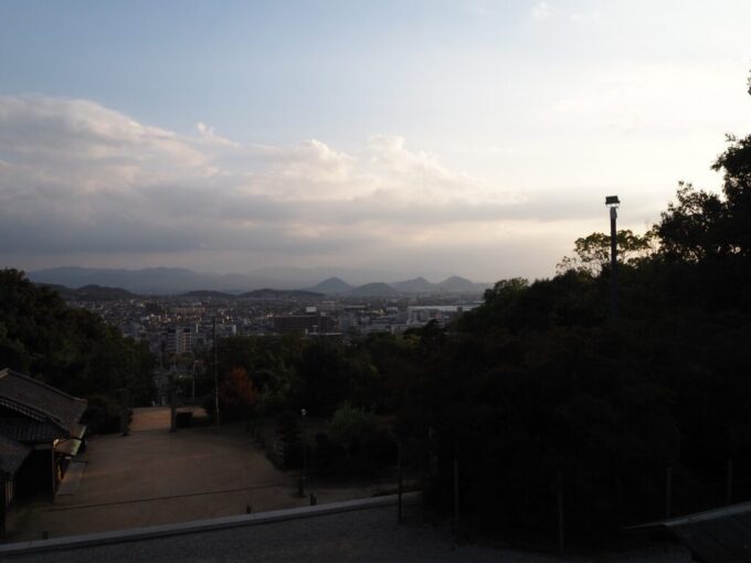 10月下旬初めての屋島讃岐東照宮屋島神社お参りを終え振り返れば夕刻に染まる讃岐平野のうつくしさ