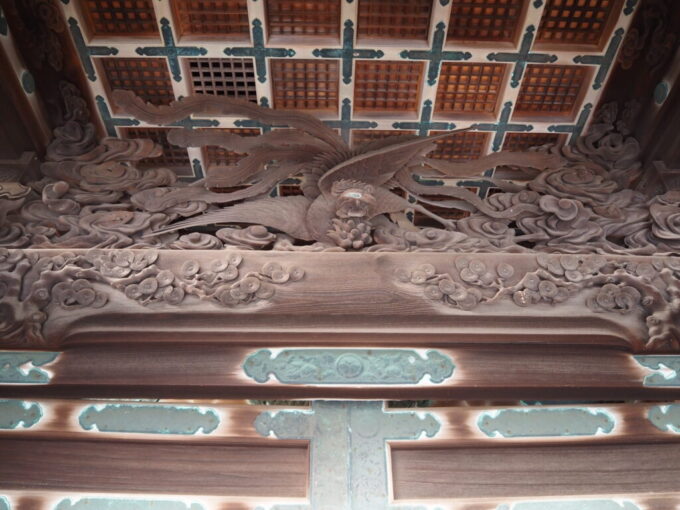 10月下旬初めての屋島讃岐東照宮屋島神社神門の神々しさを感じさせる鳳凰の彫刻