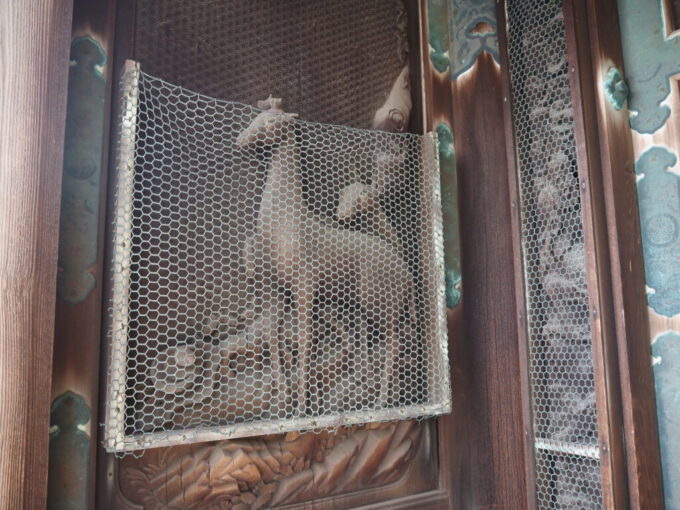 10月下旬初めての屋島讃岐東照宮屋島神社神門のしなやかな動きを感じさせる鹿もしくは馬の彫刻